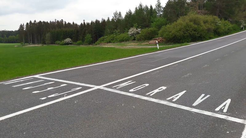Na silnice poblíž Svitav někdo namaloval zemskou hranici Moravy a Čech